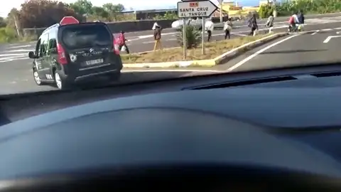 Un grupo de 25 inmigrantes quiere salir de Canarias tras el confinamiento por el coronavirus Un grupo de 25 inmigrantes quiere salir de Canarias tras el confinamiento por el coronavirus