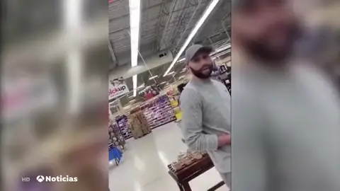 Una mujer increpa en un supermercado a uno de los policías implicados en la muerte de George Floyd Una mujer increpa en un supermercado a uno de los policías implicados en la muerte de George Floyd