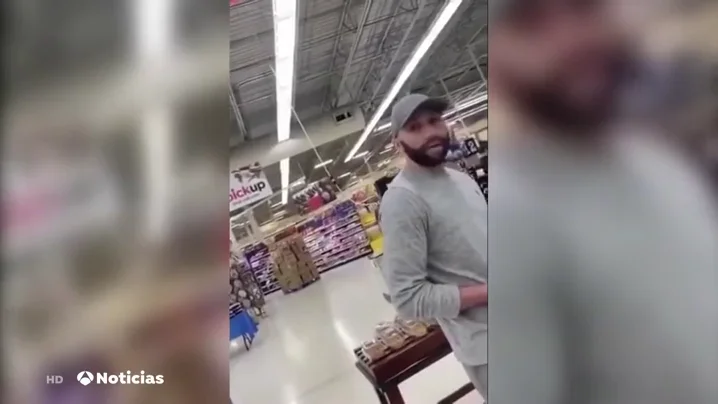 Una mujer increpa en un supermercado a uno de los policías implicados en la muerte de George Floyd Una mujer increpa en un supermercado a uno de los policías implicados en la muerte de George Floyd