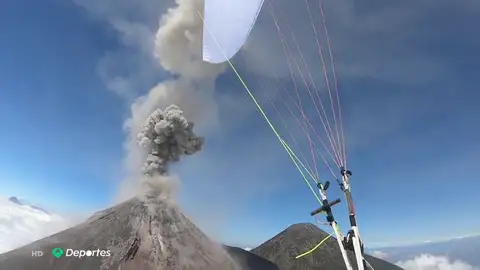 Horacio Llorens, el parapentista que quiere sobrevolar el Volcán de Fuego "en erupción y de noche" Horacio Llorens, el parapentista que quiere sobrevolar el Volcán de Fuego "en erupción y de noche"