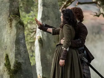 Sam Heughan y Caitriona Balfe como Jamie y Claire en 'Outlander' Sam Heughan y Caitriona Balfe como Jamie y Claire en 'Outlander'