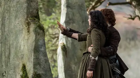 Sam Heughan y Caitriona Balfe como Jamie y Claire en 'Outlander' Sam Heughan y Caitriona Balfe como Jamie y Claire en 'Outlander'
