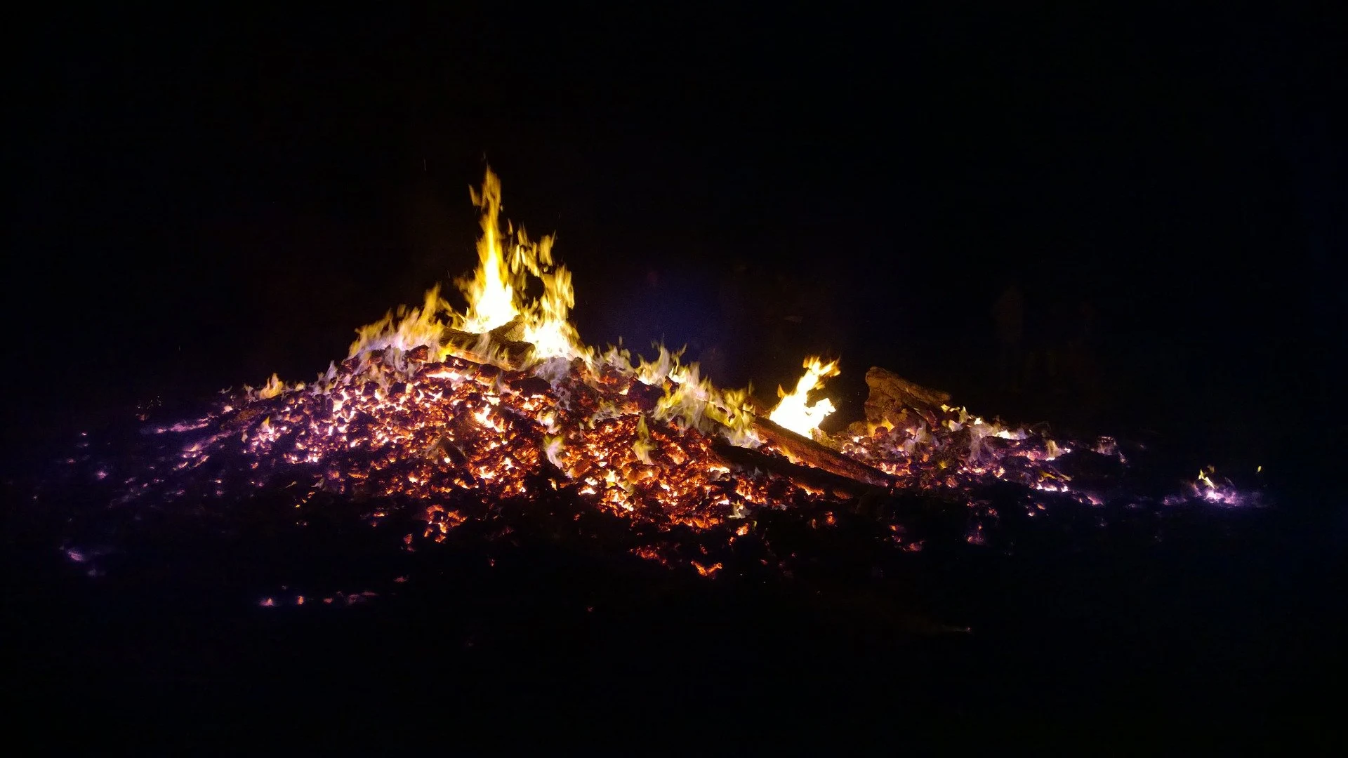 Fuego y gel hidroalcohólico combinación explosiva Hogueras de San Juan