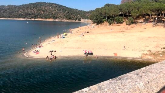 Gente ba&ntilde;&aacute;ndose en el pantano de San Juan pese a que est&aacute; prohibido
