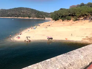 Gente bañándose en el pantano de San Juan pese a que está prohibido Gente bañándose en el pantano de San Juan pese a que está prohibido