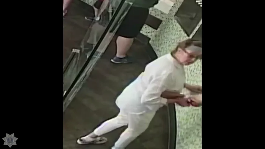 Buscan en California a una mujer por toser a un beb&eacute; de origen hispano que no manten&iacute;a la distancia de seguridad 