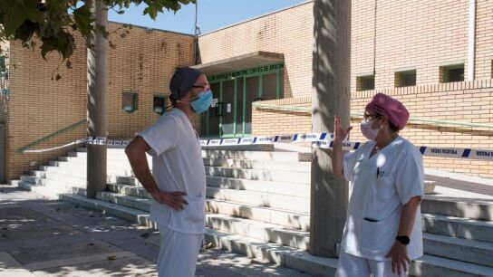 Sanitarios en Fraga, Huesca, ante un polideportivo con afectados por el coronavirus