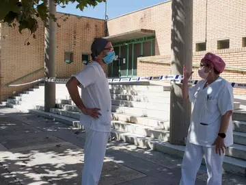 Sanitarios en Huesca, ante un polideportivo con afectados por el coronavirus Sanitarios en Huesca, ante un polideportivo con afectados por el coronavirus