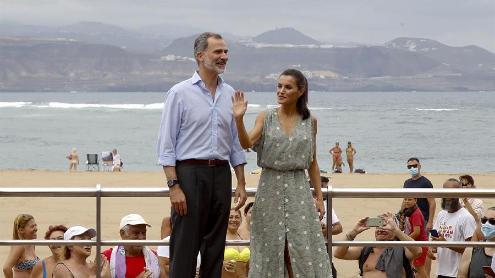 Felipe VI y la Reina Letizia visitan la playa de las Canteras entre aplausos y jamón serrano 