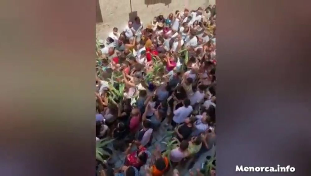Concentración sin mascarillas en Ciutadella para celebrar las fiestas de San Juan suspendidas por el coronavirus