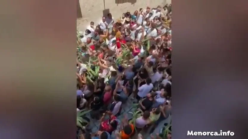 Concentración sin mascarillas en Ciutadella para celebrar las fiestas de San Juan suspendidas por el coronavirus Concentración sin mascarillas en Ciutadella para celebrar las fiestas de San Juan suspendidas por el coronavirus