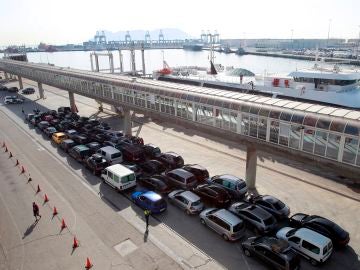 Cola de coches para cruzar desde España a Marruecos