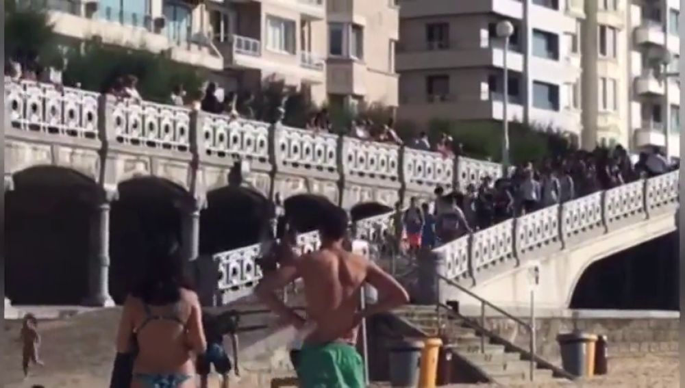 La sorprendente imagen de la multitud que aprovecha la marea baja y se amplía el aforo en la playa de la Concha