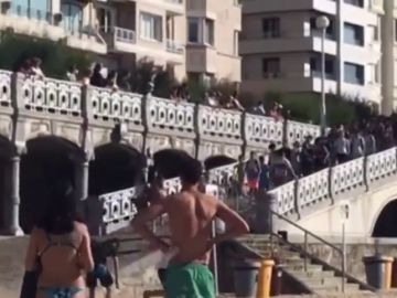 La sorprendente imagen de la multitud que aprovecha la marea baja y se amplía el aforo en la playa de la Concha