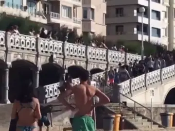 La sorprendente imagen de la multitud que aprovecha la marea baja y se amplía el aforo en la playa de la Concha La sorprendente imagen de la multitud que aprovecha la marea baja y se amplía el aforo en la playa de la Concha