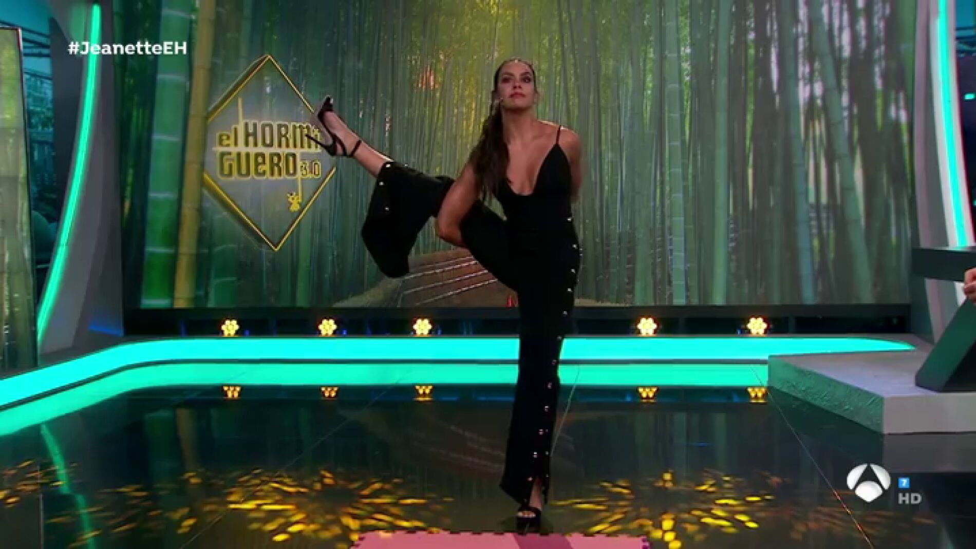 Cristina Pedroche muestra tres posturas de yoga para principantes en 'El Hormiguero 3.0': "Ahora estamos mucho tiempo en el sof&aacute; y con estr&eacute;s"