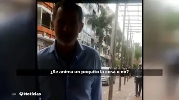 El Rey charla con una dependienta en Canarias El Rey charla con una dependienta en Canarias