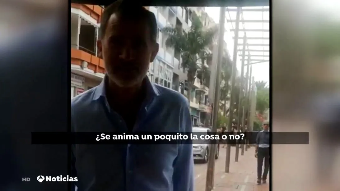 El Rey charla con una dependienta en Canarias El Rey charla con una dependienta en Canarias