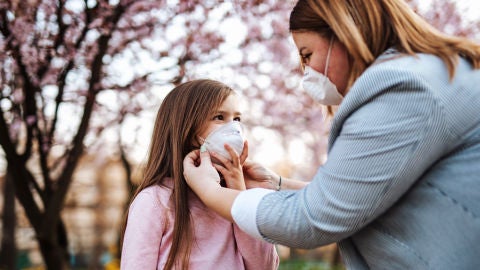Niña con mascarilla