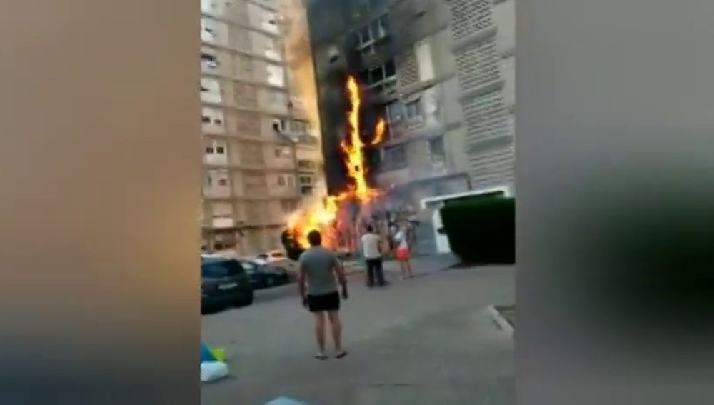 Grave incendio en Jerez tras quemarse un seto y extenderse por un edificio de viviendas