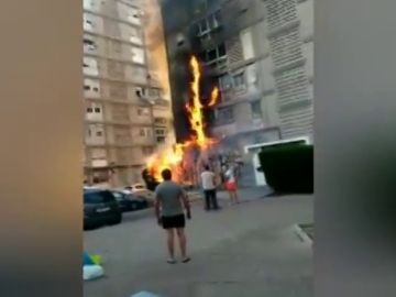 Grave incendio en Jerez tras quemarse un seto y extenderse por un edificio de viviendas