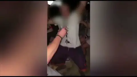 Decenas de jóvenes se reúnen en un macrobotellón sin distanciamiento ni mascarillas en Osona, Barcelona Decenas de jóvenes se reúnen en un macrobotellón sin distanciamiento ni mascarillas en Osona, Barcelona