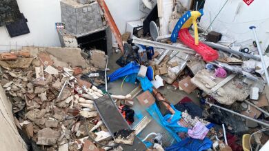 Dos heridos después de derrumbarse la terraza de una casa en Elda por el peso de una piscina hinchable