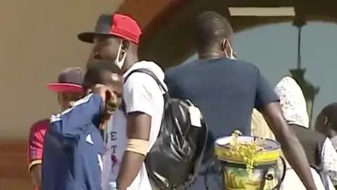 Colas de personas para intentar empadronarse en Huelva Colas de personas para intentar empadronarse en Huelva