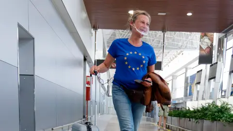 Una pasajera en un aeropuerto Una pasajera en un aeropuerto
