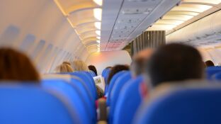 Pasajeros en el interior de un avi&oacute;n