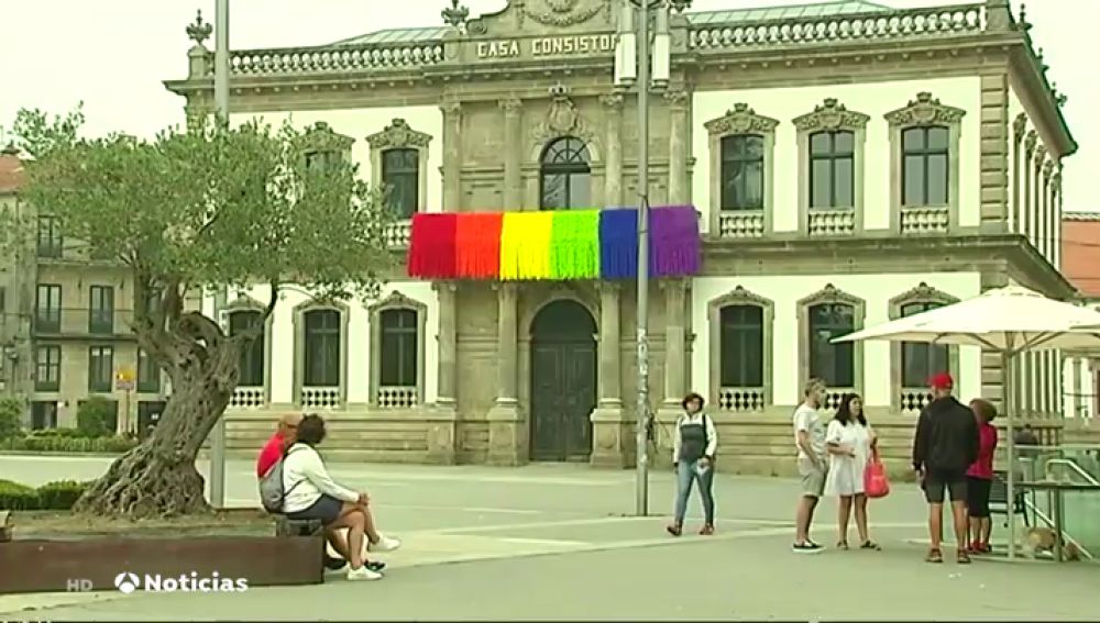 Pontevedra rechaza la "plumofobia" con una bandera arcoíris que cuelga del balcón del Concello