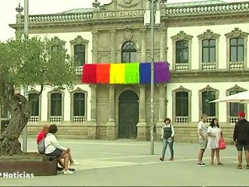 Pontevedra rechaza la "plumofobia" con una bandera arcoíris que cuelga del balcón del Concello