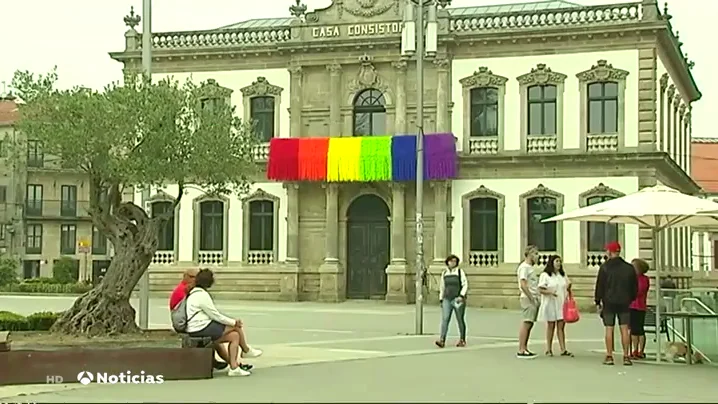 Pontevedra rechaza la "plumofobia" con una bandera arco&iacute;ris que cuelga del balc&oacute;n del Concello