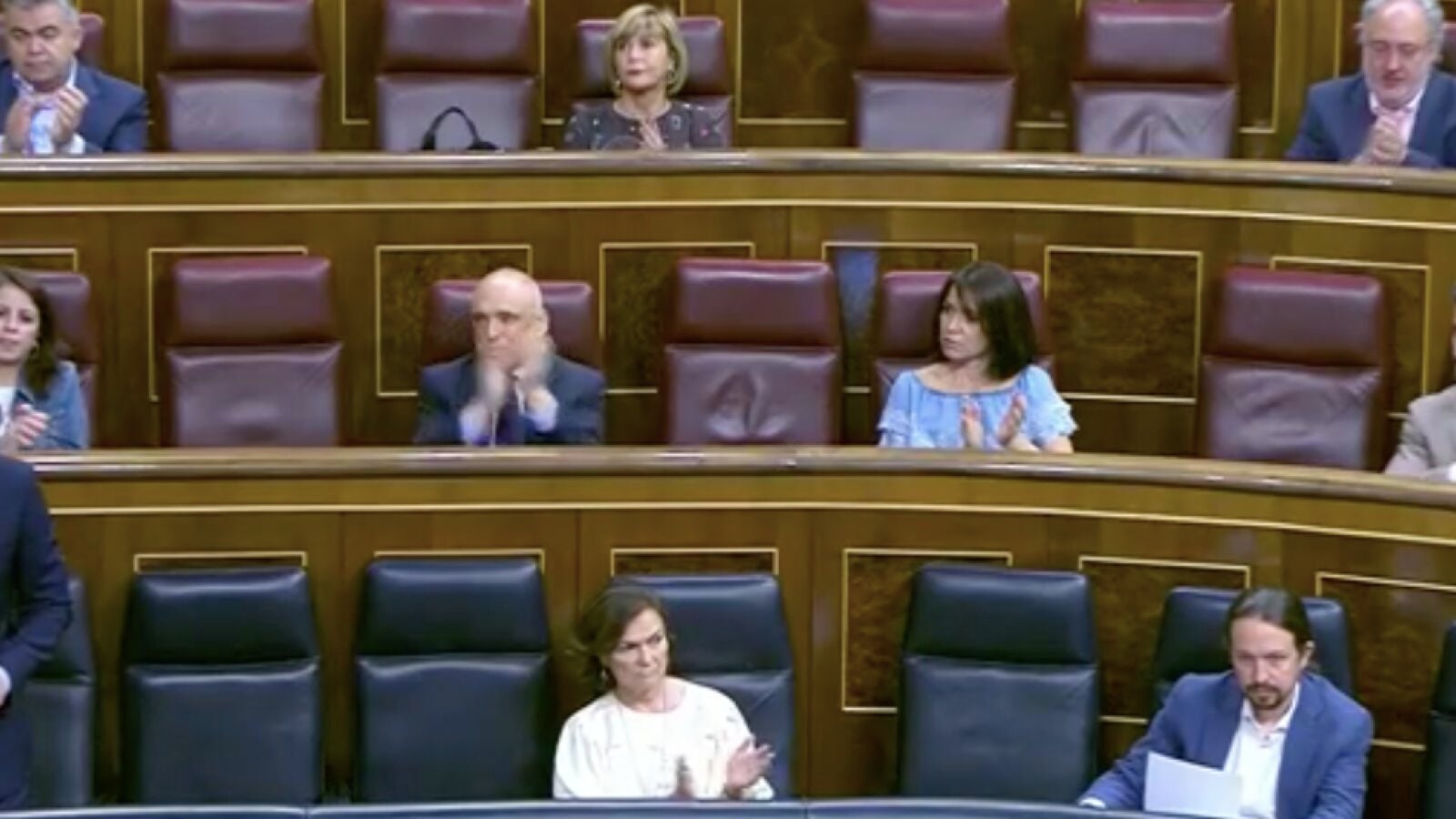 La bancada del Gobierno aplaude la defensa de Pedro Sánchez a Felipe González, excepto Pablo Iglesias