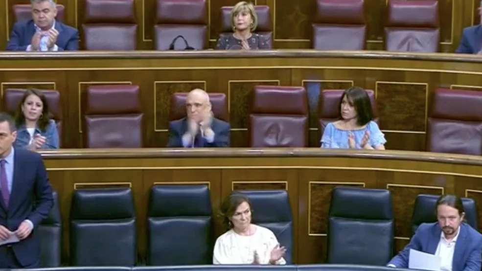 La bancada del Gobierno aplaude la defensa de Sánchez a Felipe González, excepto Pablo Iglesias La bancada del Gobierno aplaude la defensa de Sánchez a Felipe González, excepto Pablo Iglesias