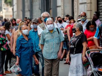 Un grupo de personas esperan en la fila para ingresar a un centro comercial en la ciudad de Sao Paulo (Brasil).