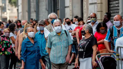 Un grupo de personas esperan en la fila para ingresar a un centro comercial en la ciudad de Sao Paulo (Brasil). Un grupo de personas esperan en la fila para ingresar a un centro comercial en la ciudad de Sao Paulo (Brasil).