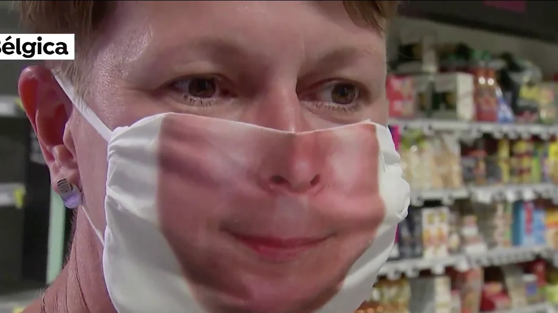 Mascarilla con la cara impresa 