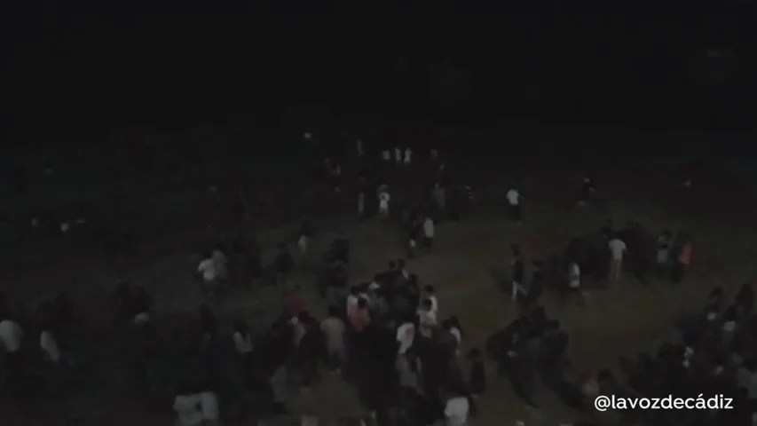 Desalojan una playa de Cádiz por un macrobotellón en la noche de San Juan Desalojan una playa de Cádiz por un macrobotellón en la noche de San Juan