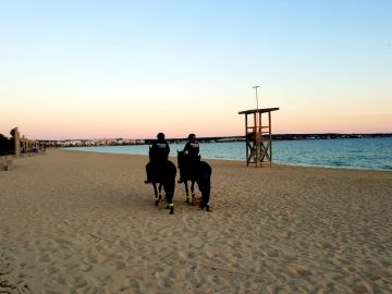 Agentes de la Policía Local de Palma vigilando la playa de Palma.