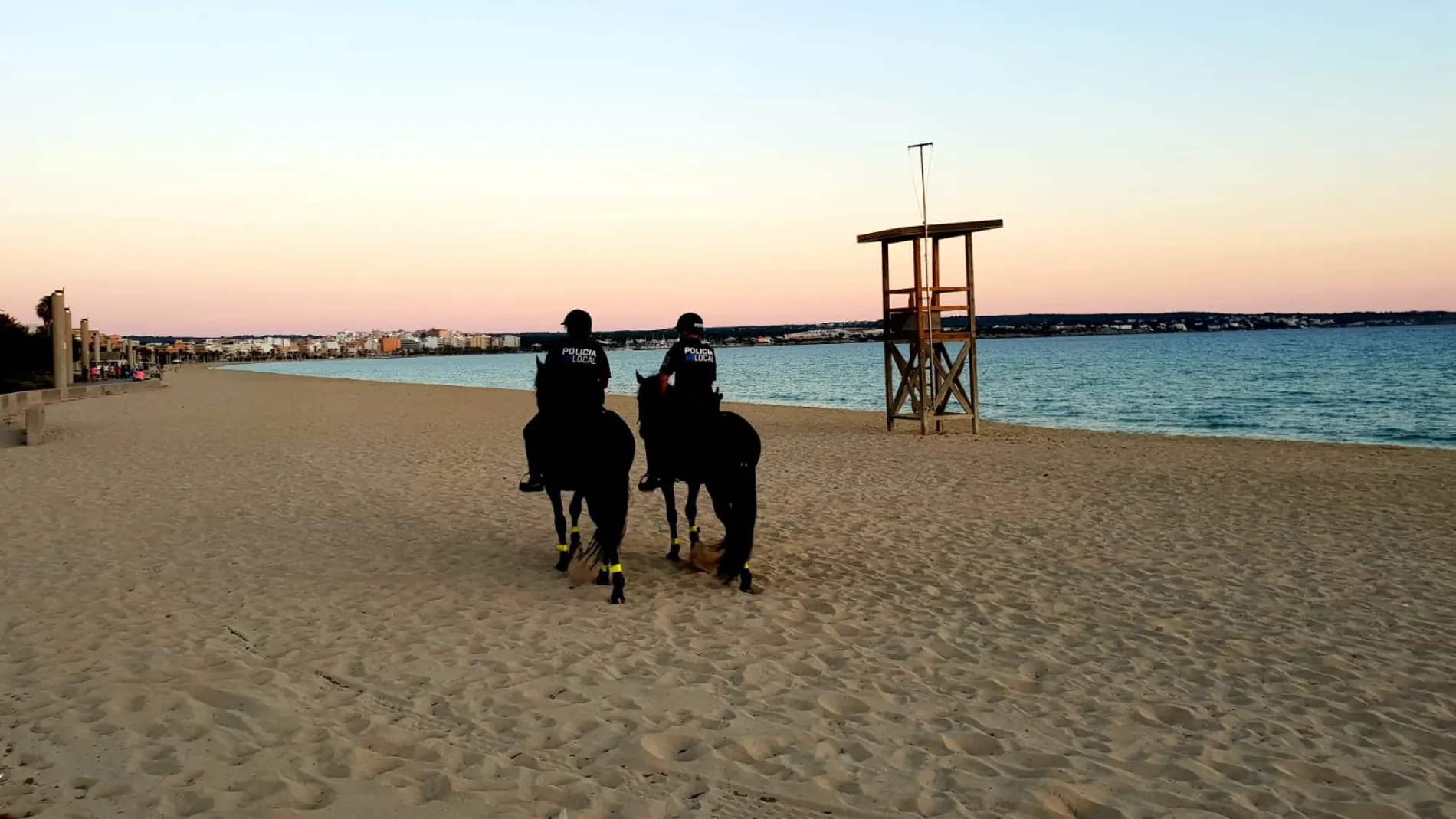 Agentes de la Policía Local de Palma vigilando la playa de Palma. Agentes de la Policía Local de Palma vigilando la playa de Palma.