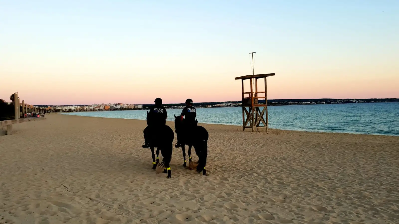 Agentes de la Policía Local de Palma vigilando la playa de Palma. Agentes de la Policía Local de Palma vigilando la playa de Palma.