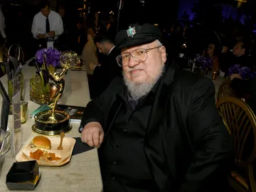 George R.R. Martin pone nueva fecha a 'Vientos de Invierno' tras perder la apuesta de su publicación en 2020 George R.R. Martin pone nueva fecha a 'Vientos de Invierno' tras perder la apuesta de su publicación en 2020