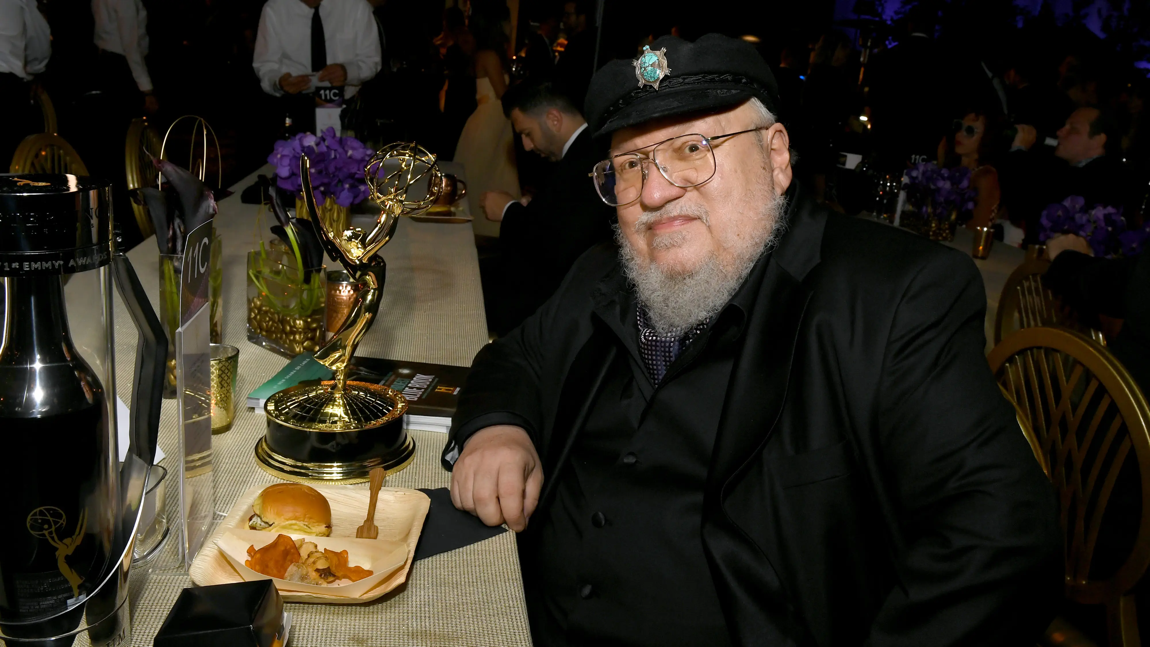 George R.R. Martin pone nueva fecha a 'Vientos de Invierno' tras perder la apuesta de su publicación en 2020 George R.R. Martin pone nueva fecha a 'Vientos de Invierno' tras perder la apuesta de su publicación en 2020