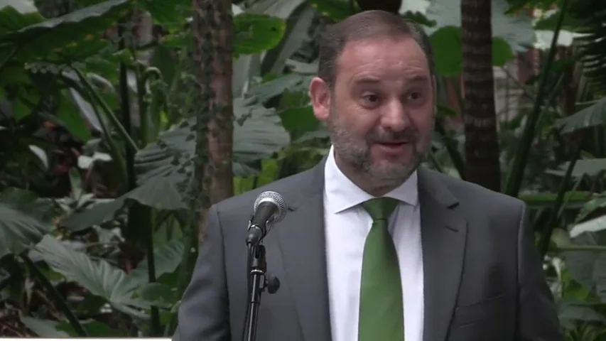 Varios trabajadores de comercios cerrados por el COVID increpan al ministro de Transportes, Jos&eacute; Luis &Aacute;balos, en Atocha 