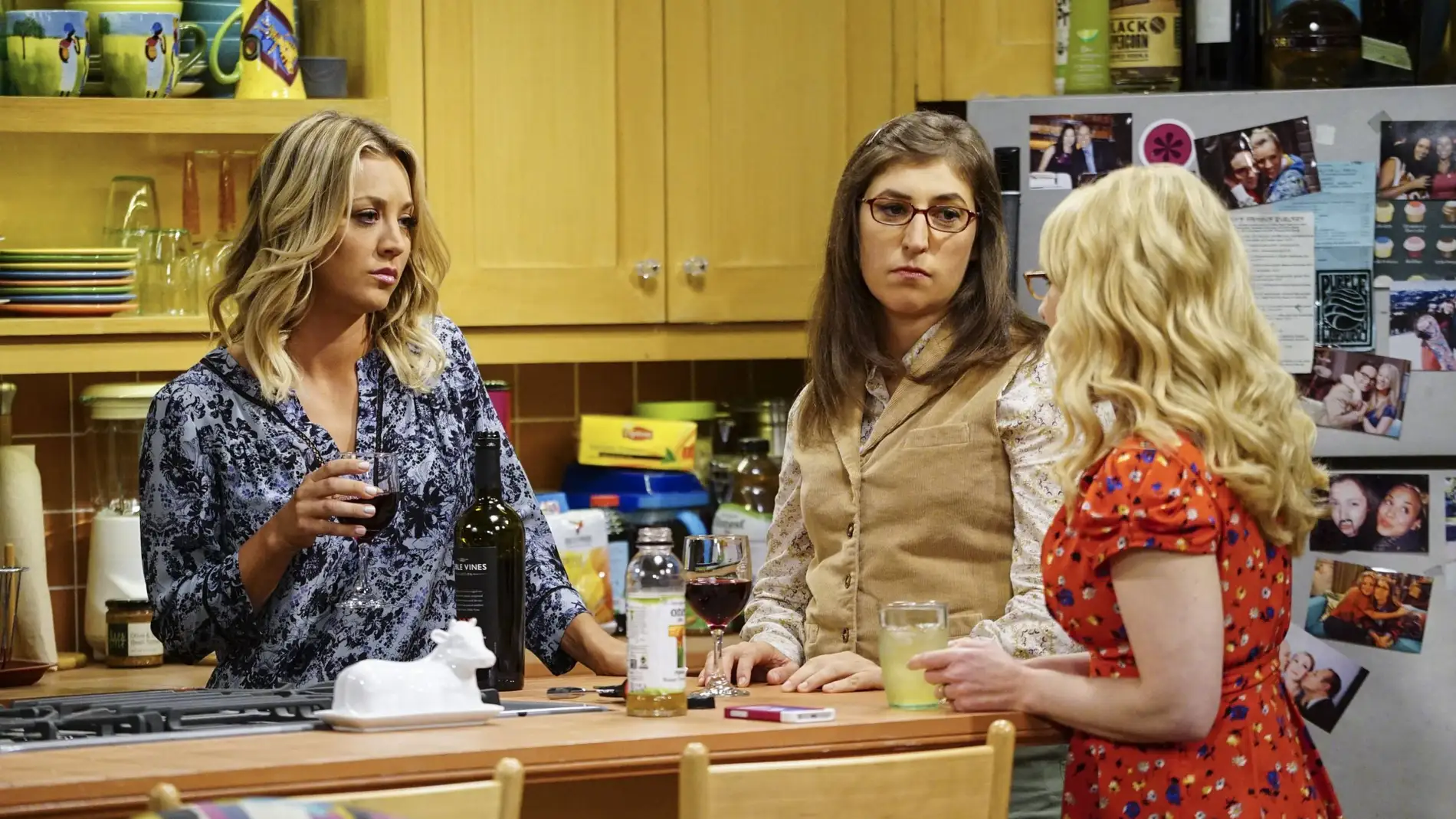 Kaley Cuoco, Mayim Bialik y Melissa Rauch como Penny, Amy y Bernadette en 'The Big Bang Theory'