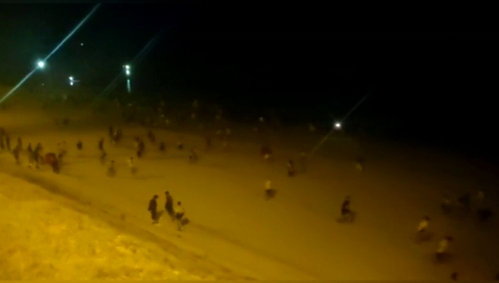 REEMPLAZO: Gritos y carreras en el desalojo de una playa de Cádiz por un macrobotellón en la noche de San Juan 