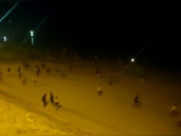 REEMPLAZO: Gritos y carreras en el desalojo de una playa de Cádiz por un macrobotellón en la noche de San Juan 