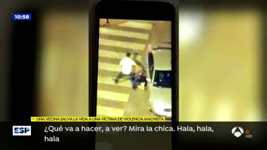 Graba desde el balcón cómo un joven le da una paliza a su novia en el coche y la deja tirada en el asfalto