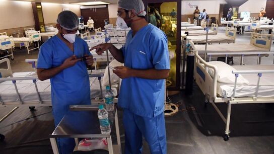 Imagen de dos m&eacute;dicos en un pabell&oacute;n de un hospital de Nueva Delhi, India